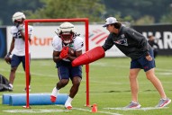 Patriots coach Mike Vrabel plans no discipline for his fumble