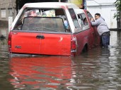 Brugada anuncia apoyos para afectados en Iztapalapa por inundaciones