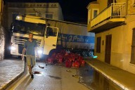 Son Servera, un pequeño pueblo de Mallorca, colapsado al quedarse atascado un camión y perder su carga