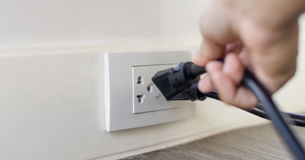 El electrodoméstico que todos lo tienen enchufado siempre en casa pero gasta más electricidad que 65 heladeras funcionando al mismo tiempo