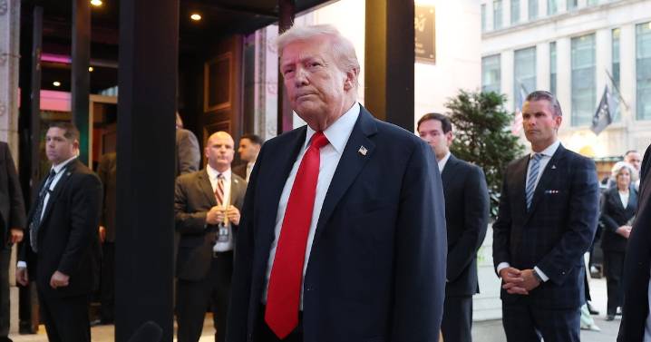 Trump Self-Soothes With Late-Night Message to a Fan After Dinner Embarrassment