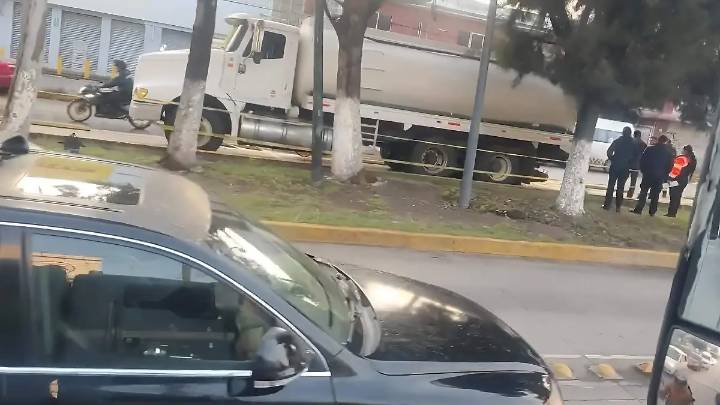 Muere motociclista tras impactarse con pipa en Tultitlán