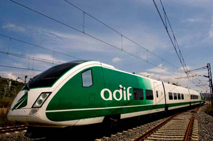 Retrasos de más de una hora en los trenes de alta velocidad en Madrid por una caída de los servidores de Adif
