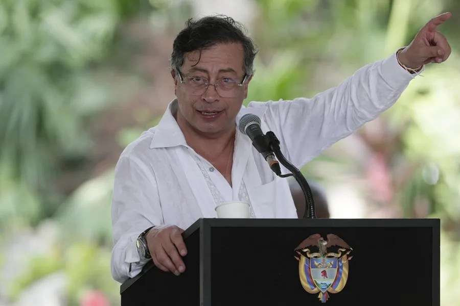 Petro releva a embajadores y acusa a EEUU de quebrar el derecho internacional