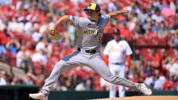Brewers clinch NL Central despite loss to Cardinals