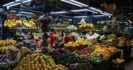 Los alimentos se encarecen en Colombia y la Tributaria de Petro podría hacerlos subir más