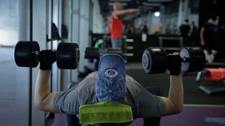 Normas de etiqueta en el gimnasio: ¿es necesaria la toalla?, ¿qué pasa si llego tarde a una clase?