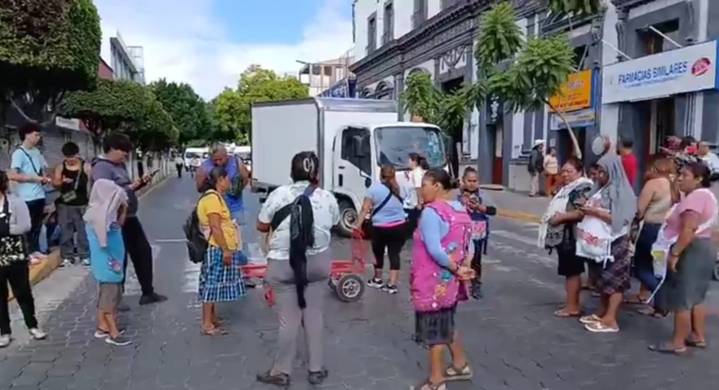 Vendedoras de Coapan cierran calles del centro para exigir respeto a sus lugares de venta