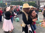 Joven rompe en llanto tras hacerse una limpia en el Zócalo