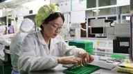 Cómo China usó empresas como Apple para superar a EE.UU. y convertirse en un líder tecnológico mundial
