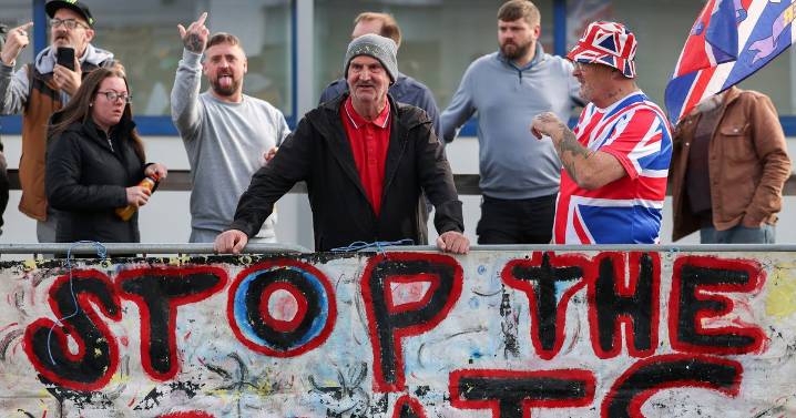 Third weekend of protests outside Falkirk asylum hotel