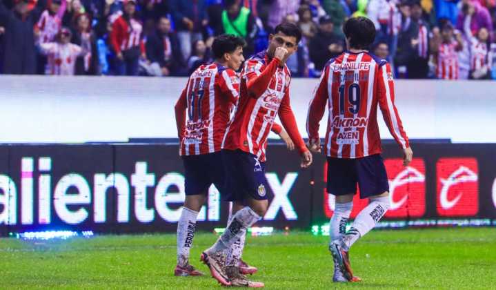 En una cancha horrible, Chivas derrota al Puebla y recupera esperanzas de Liguilla directa