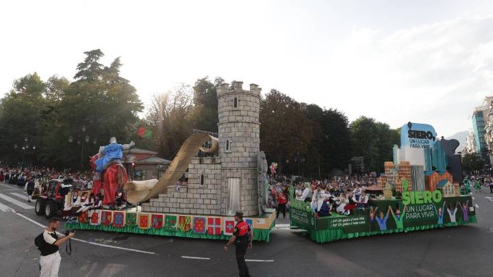 La carroza de Siero en el desfile de América en Asturias, un "reflejo de la fuerza de su cultura, tradición y modernidad"