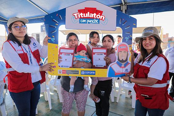 Entregan más de 1,200 títulos para familias de Nuevo Chimbote