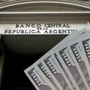 El dólar flota: cómo es el desarme silencioso de las bandas cambiarias que ya recomiendan en Washington