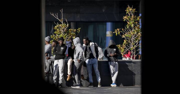 Pozuelo decreta el cierre definitivo del centro de inmigrantes y da cuatro meses al Gobierno para los realojos