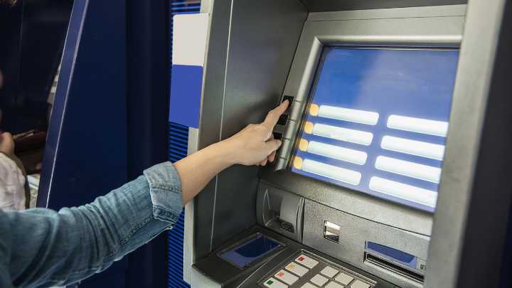 Advierten por los riesgos que corre en caso de botar los recibos de transacciones en los cajeros automáticos