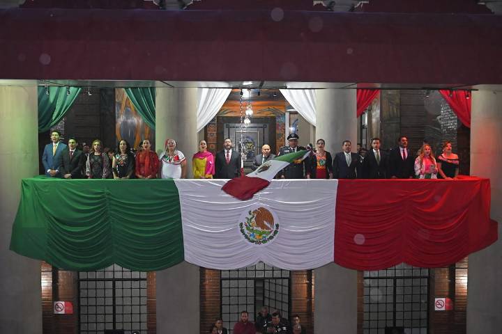 Tlalnepantla vive una noche patriótica con ceremonia del Grito y desfile cívico