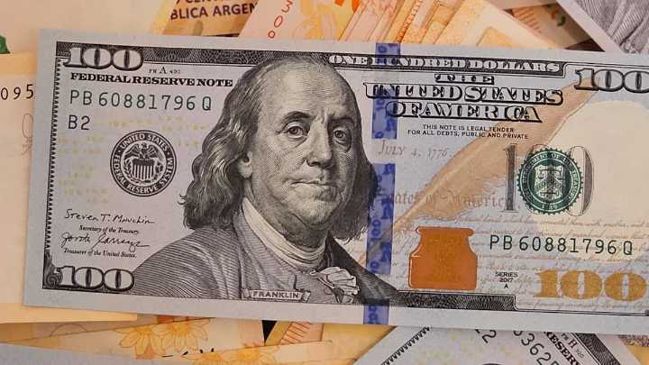 El Banco Central vendió U$S379 millones pero sin enfriar un dólar a $1.495 ni al riesgo país