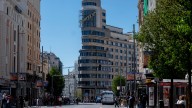 Atrincherado un hombre que amenaza con causar una explosión en la Gran Vía de Madrid