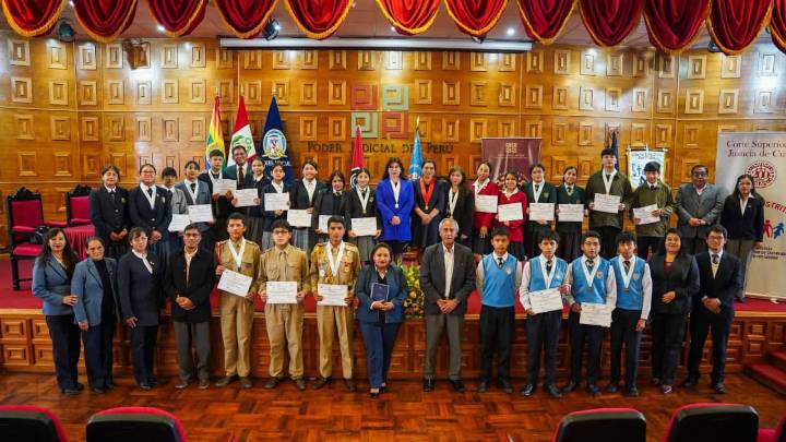 Jueces y secretarios de paz escolar juramentaron en la Corte Superior de Justicia de Cusco
