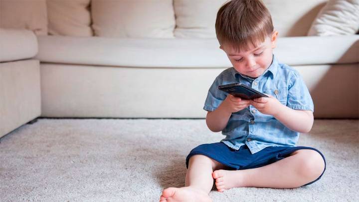 Cuatro ideas simples para evitar que los niños usen el celular en la mesa