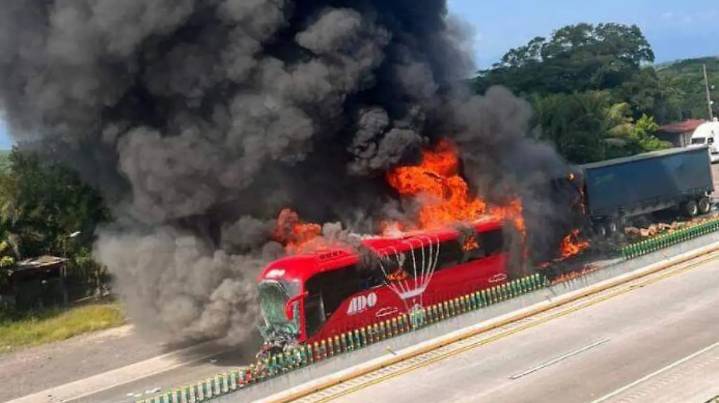 Autobús de ADO se incendia en la autopista Puebla-Veracruz tras ser impactado por tráiler