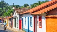 Escapada a un pueblo colonial de Brasil con casas coloridas y un paisaje sorprendente