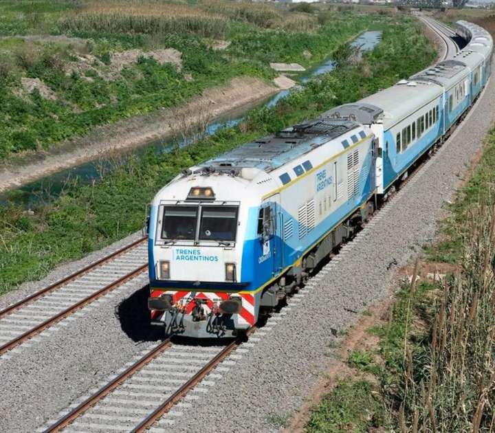 Por fallas en las vías, suspendieron el servicio de tren de larga distancia a Buenos Aires