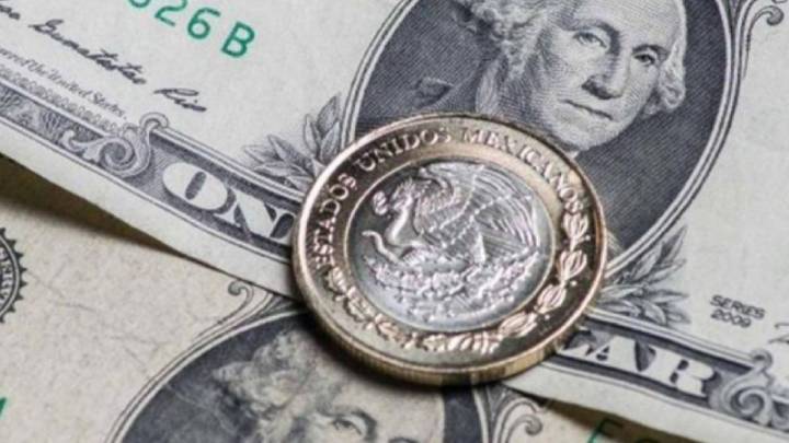 Peso mexicano cierra estable contra el dólar la primera jornada de la semana