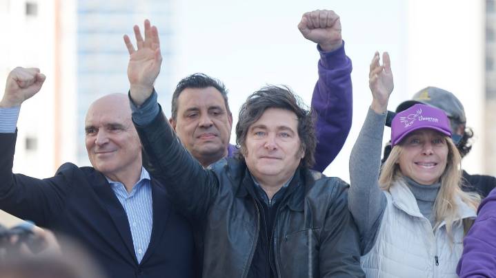 Milei cierra su campaña electoral y se va de gira a EE.UU. medio de una grave crisis