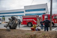 Pierde el control y termina volcado; pareja resulta sin lesiones de gravedad