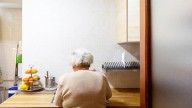 Las caídas a pie de suelo (y en casa) ya son la principal causa de lesión medular en personas mayores