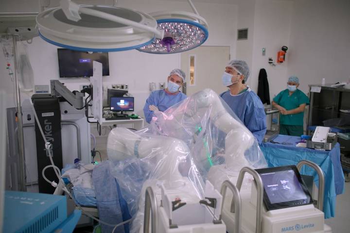 Hito para la medicina en Chile: realizan la primera cirugía autónoma guiada por IA y este fue el resultado