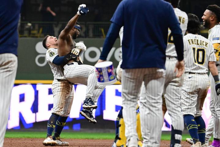 Deadspin | Brewers stage comeback in 9th, walk off Cardinals in 10th