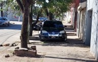 Otro pobre ignorante que no sabe que no se estaciona en la vereda