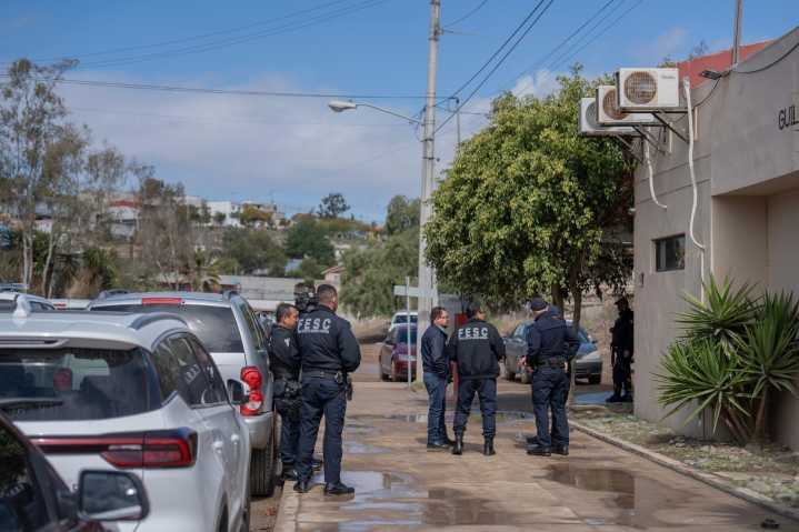 FGE detiene a 3 policías de Rosarito por su participación en desaparición forzosa en 2024