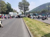 BLOQUEO EN LA CALZADA ZARAGOZA CON DIRECCIÓN AL AEROPUERTO DE LA CDMX