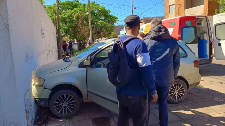 Santa Fe: dos autos protagonizaron un fuertísimo accidente y destrozaron la pared de una casa