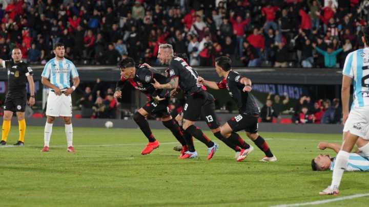 Newell's se recuperó de dos derrotas y venció 2 a 0 a Atlético Tucumán