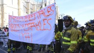 Más de un millar de personas exigen en León el cese de Mañueco y la mejora de las condiciones de los bomberos
