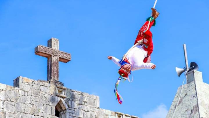 El ritual de voladores reunió a más de 400 poseedores de la tradición en Cuetzalan