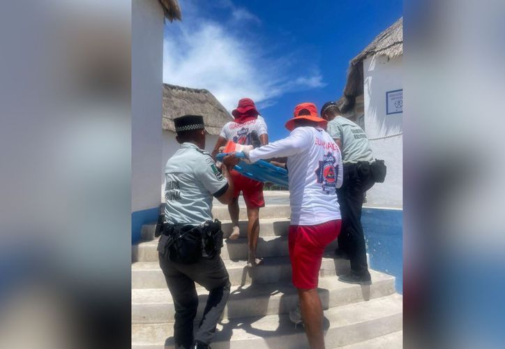 Hombre tropieza en escaleras de Playa Delfines; guardavidas lo auxilian