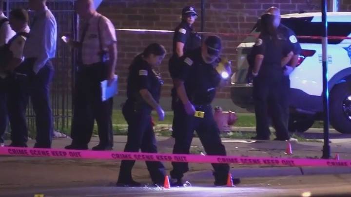 Off-duty suburban Chicago police officer shoots armed robbery suspect in South Side alley