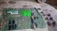 Detienen a dos hombres con más de 80 envoltorios de droga, ponchallantas y armas en Caborca