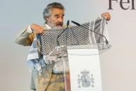 Eduard Fernández se pone un pañuelo palestino al recoger el Premio Nacional de Cinematografía: "Los quieren matar a todos"