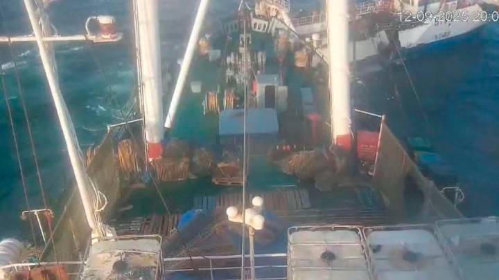 El buque factoría aceleró a hasta 6,2 nudos tras arrollar al barco gallego 'Tafra 3'