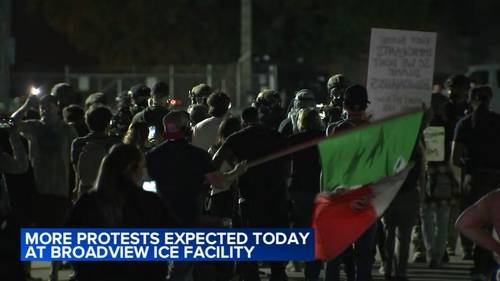 Broadview ICE protest against Chicago immigration operation 'Midway Blitz' expected after standoff between agents, demonstrators