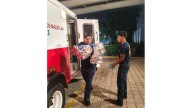 Ayuda personal de Bomberos Veteranos de Mazatlán a una joven en labor de parto en Santa Fe, al sur de la ciudad