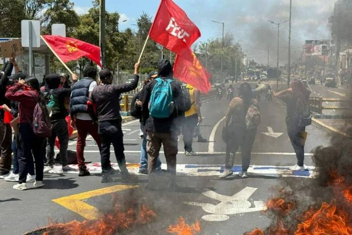 Violenta jornada de protestas deja un muerto y 17 militares retenidos en Ecuador